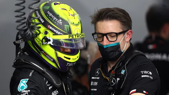 Hamilton, con un miembro de Mercedes Hamilton, con un miembro de Mercedes