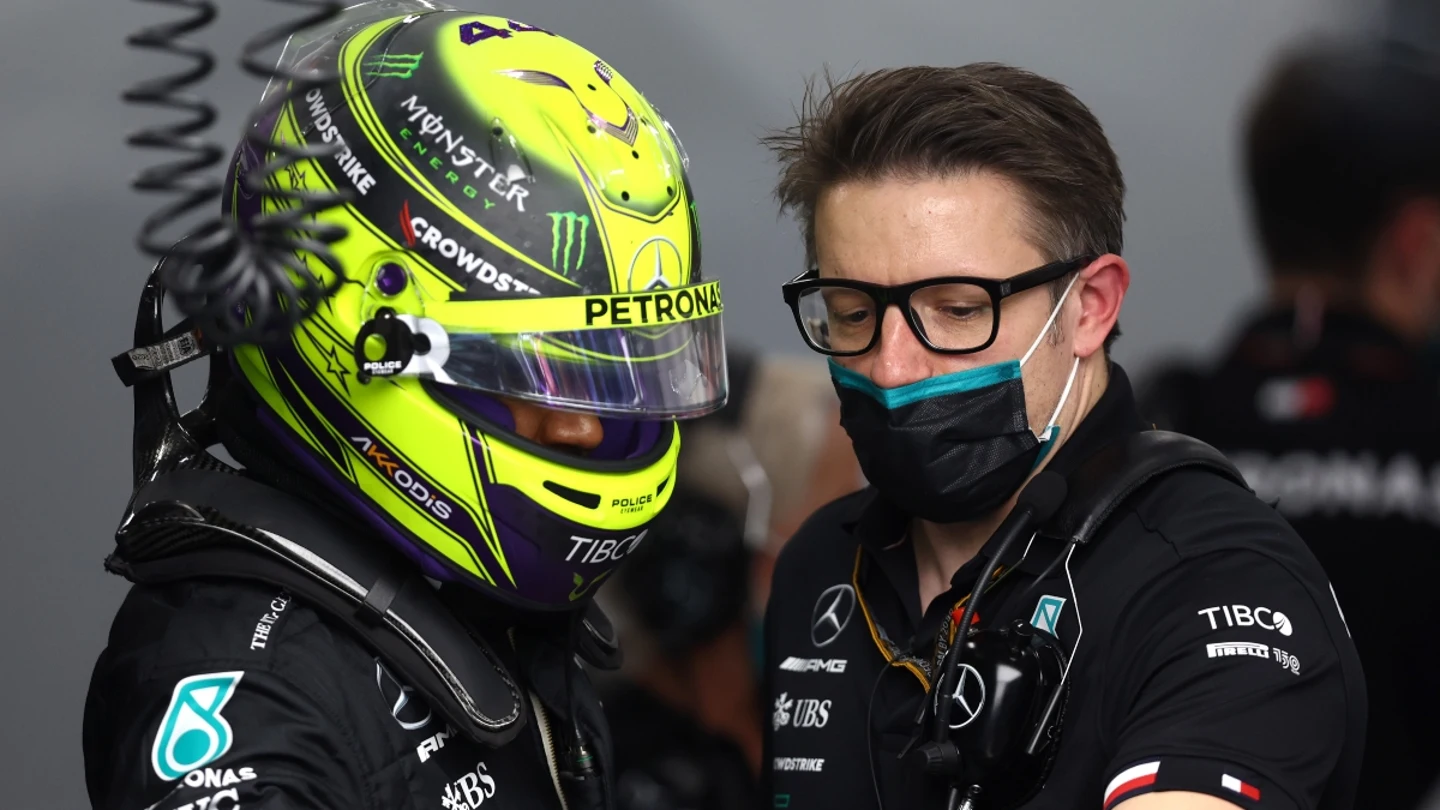Hamilton, con un miembro de Mercedes Hamilton, con un miembro de Mercedes