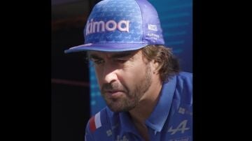 Fernando Alonso observa el GP de Las Vegas