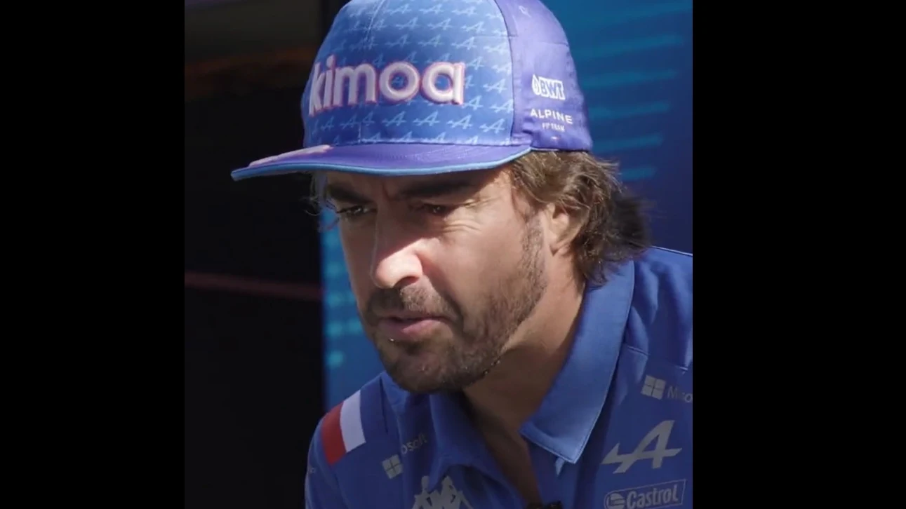 Fernando Alonso observa el GP de Las Vegas