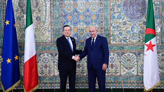 Mario Draghi estrecha su mano con Abdelmadjid Tebboune Mario Draghi estrecha su mano con Abdelmadjid Tebboune