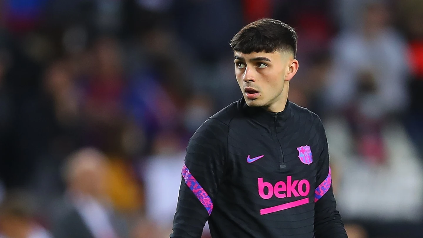 Pedri, en el calentamiento previo al partido contra el Eintracht Frankfurt Pedri, en el calentamiento previo al partido contra el Eintracht Frankfurt