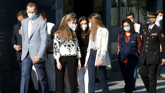 Los reyes Felipe y Letizia, junto a sus hijas, Leonor y Sofía, en su visita al Centro de Acogida de refugiados de Pozuelo Los reyes Felipe y Letizia, junto a sus hijas, Leonor y Sofía, en su visita al Centro de Acogida de refugiados de Pozuelo