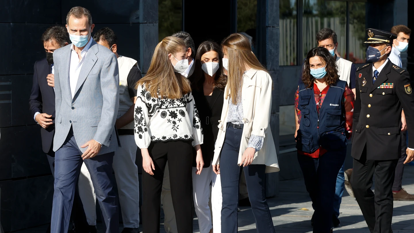 Los reyes Felipe y Letizia, junto a sus hijas, Leonor y Sofía, en su visita al Centro de Acogida de refugiados de Pozuelo Los reyes Felipe y Letizia, junto a sus hijas, Leonor y Sofía, en su visita al Centro de Acogida de refugiados de Pozuelo