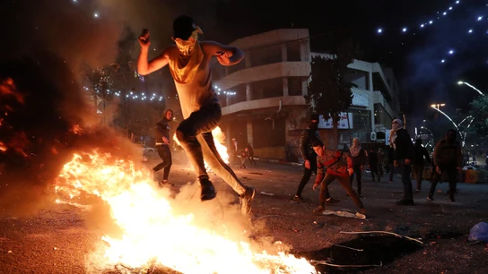Palestinos lanzan piedras a las fuerzas israelíes durante protestas en Hebrón Palestinos lanzan piedras a las fuerzas israelíes durante protestas en Hebrón