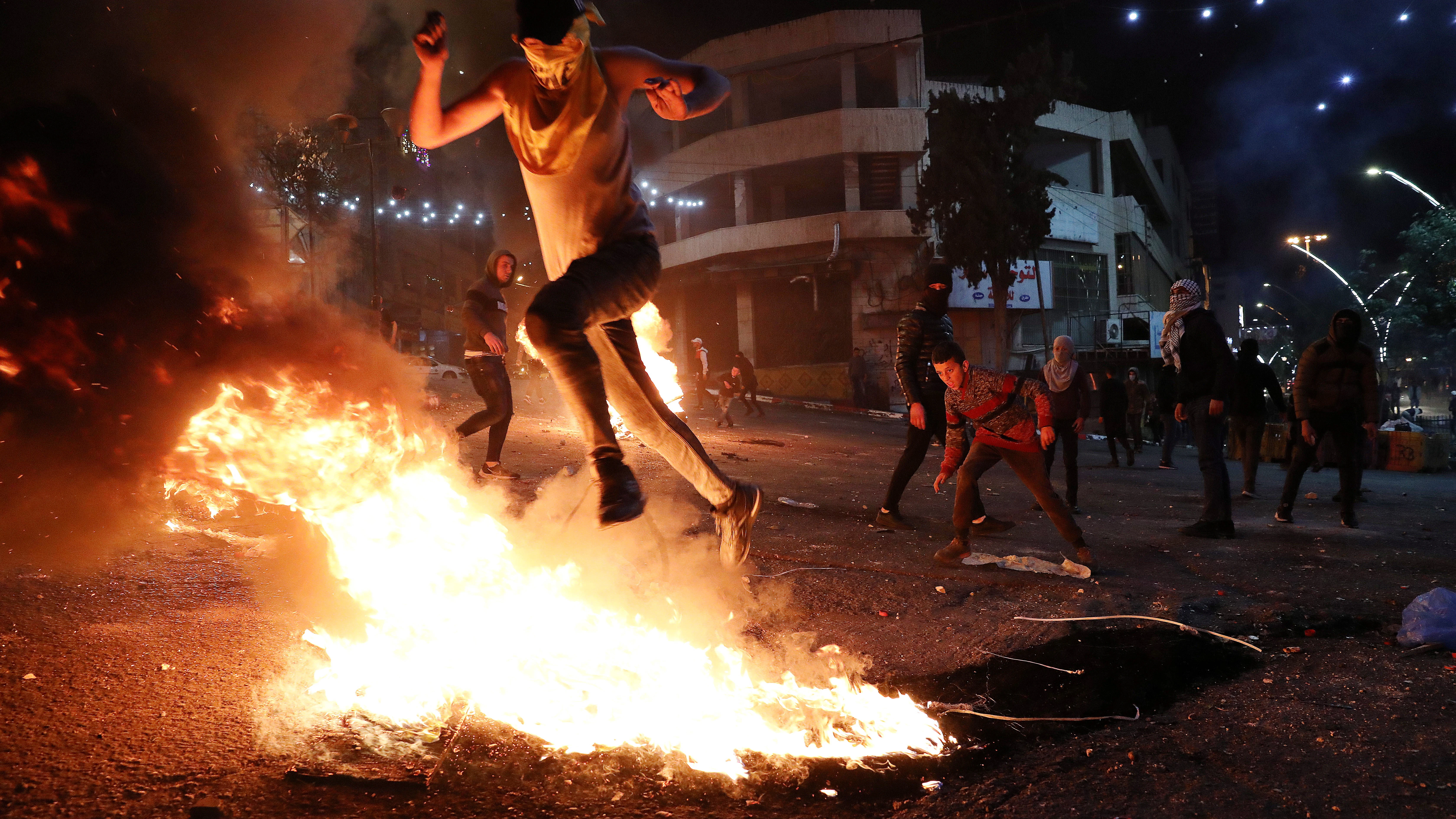 Palestinos lanzan piedras a las fuerzas israelíes durante protestas en Hebrón