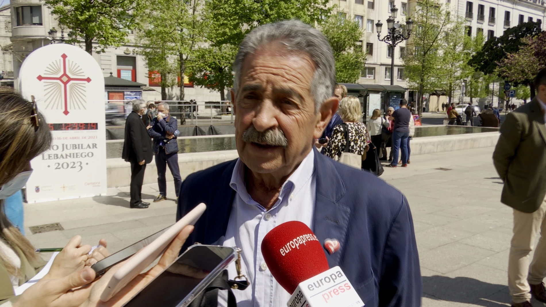 El presidente de Cantabria, Miguel Ángel Revilla, atiende a los medios de comunicación