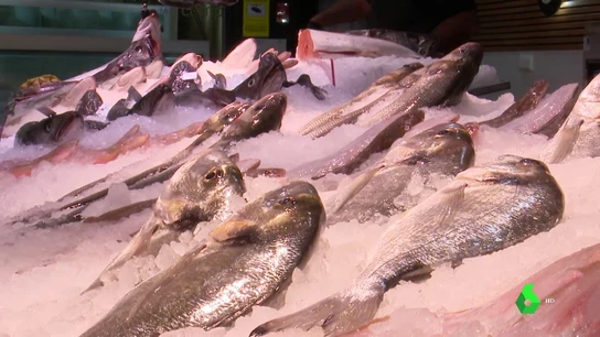 Pescado fresco en una pescadería Pescado fresco en una pescadería