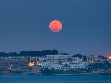 ¿Cuándo es el mejor momento para ver la luna llena rosa hoy?