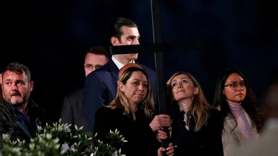 Una mujer rusa y una ucraniana portan la cruz durante el Via Crucis Una mujer rusa y una ucraniana portan la cruz durante el Via Crucis