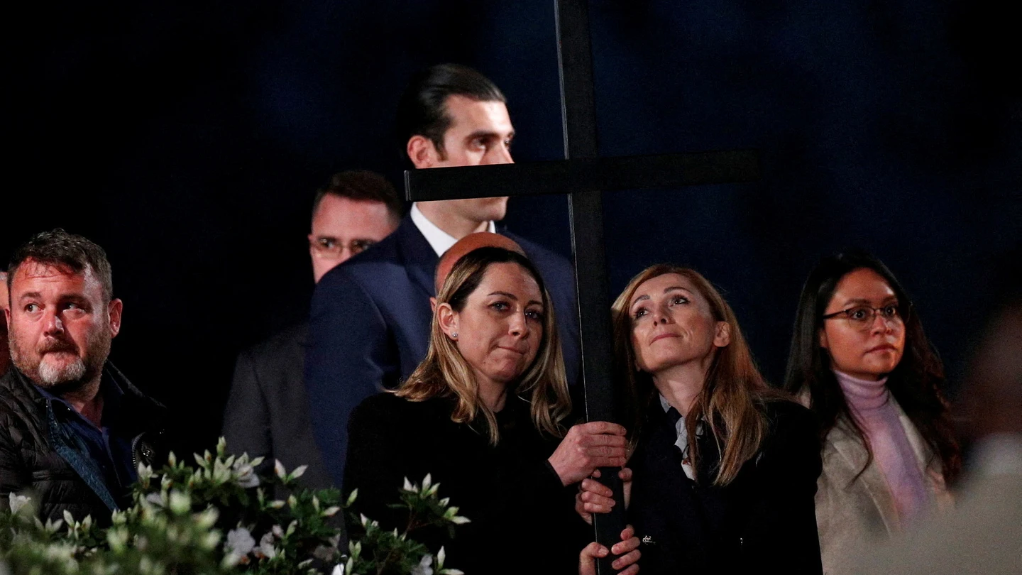 Una mujer rusa y una ucraniana portan la cruz durante el Via Crucis Una mujer rusa y una ucraniana portan la cruz durante el Via Crucis