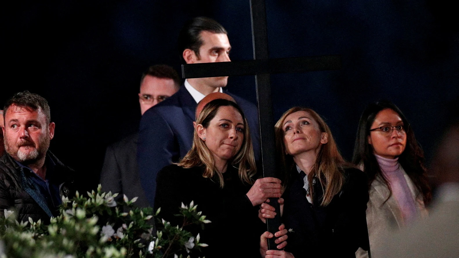 Una mujer rusa y una ucraniana portan la cruz durante el Via Crucis