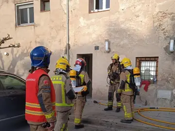 Bombers actúan en la zona del incendio de Caldes de Malavella (Girona)