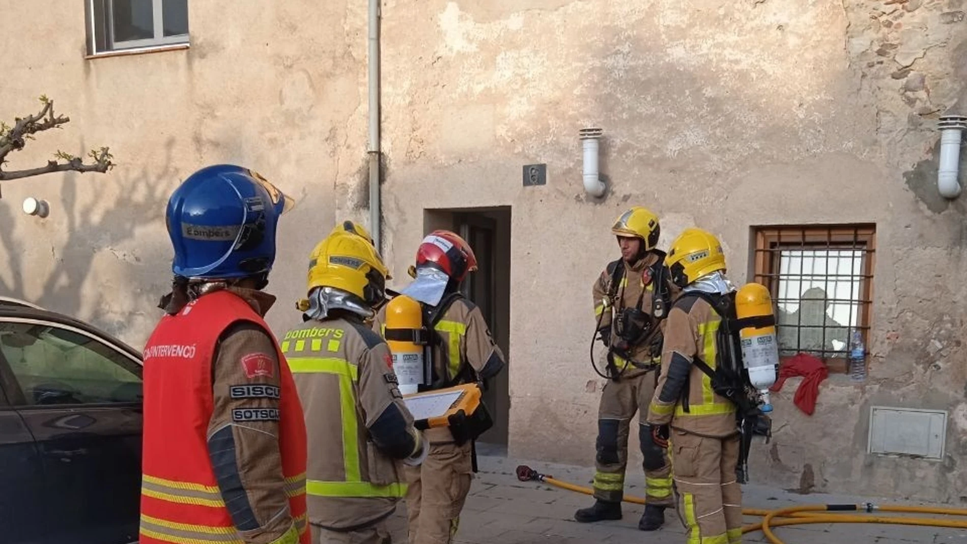 Bombers actúan en la zona del incendio de Caldes de Malavella (Girona)