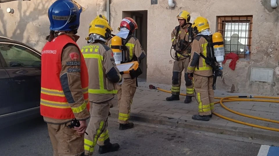 Bombers actúan en la zona del incendio de Caldes de Malavella (Girona)