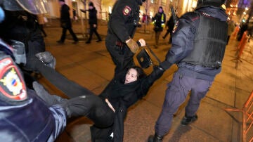 Una mujer es detenida durante protestas en San Petersburgo contra la guerra en Ucrania