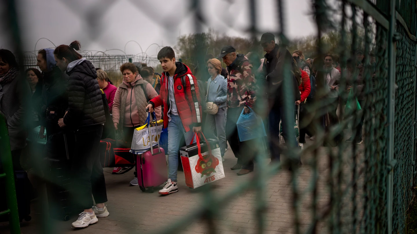 Cientos de ucranianos, a la espera de cruzar la frontera para entrar en Polonia Cientos de ucranianos, a la espera de cruzar la frontera para entrar en Polonia