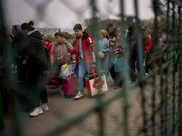 Cientos de ucranianos, a la espera de cruzar la frontera para entrar en Polonia