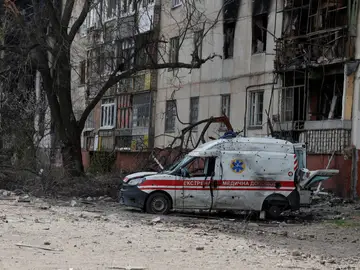 Una ambulancia, totalmente destrozada por los ataques rusos en Ucrania