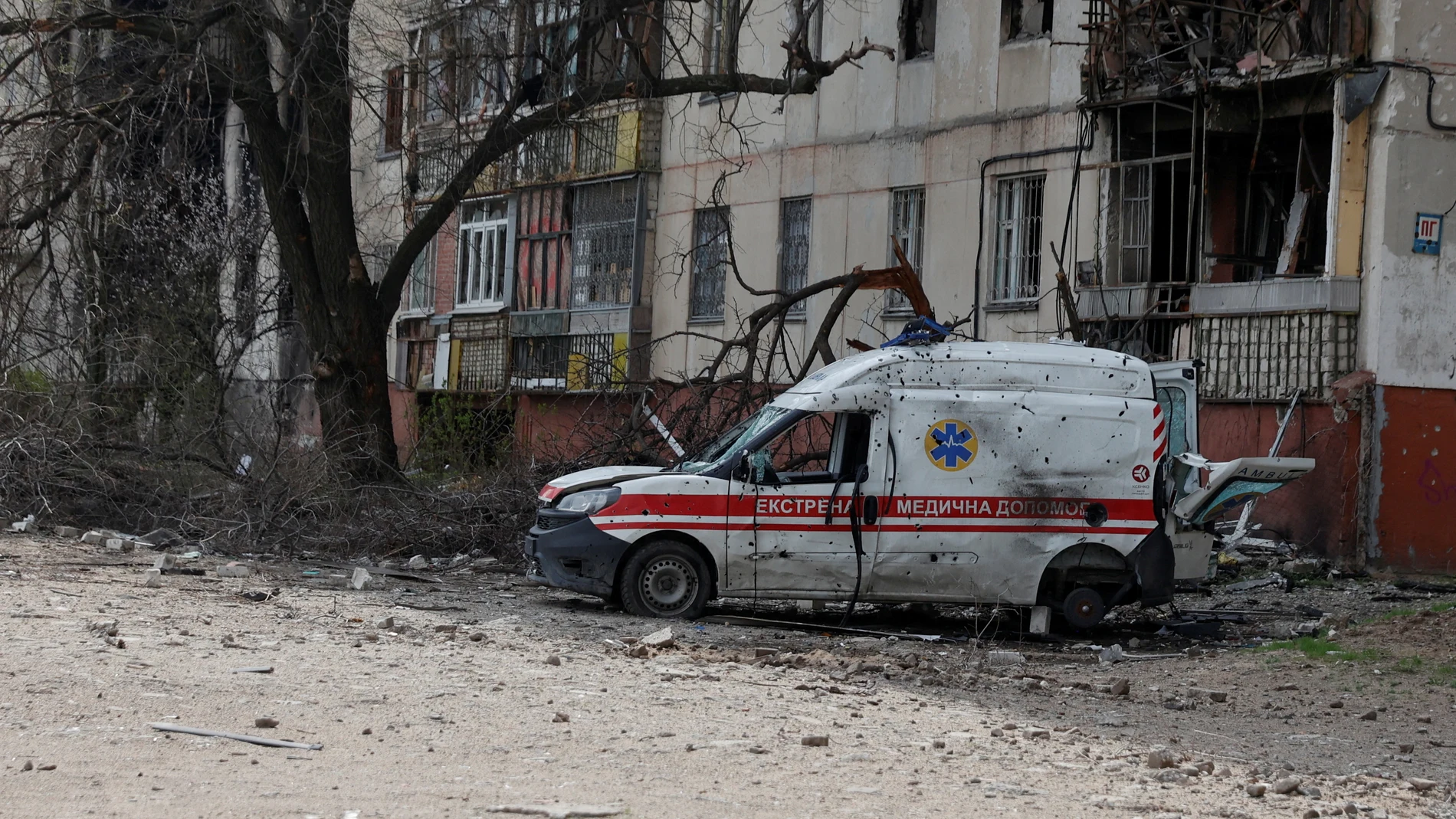 Una ambulancia, totalmente destrozada por los ataques rusos en Ucrania