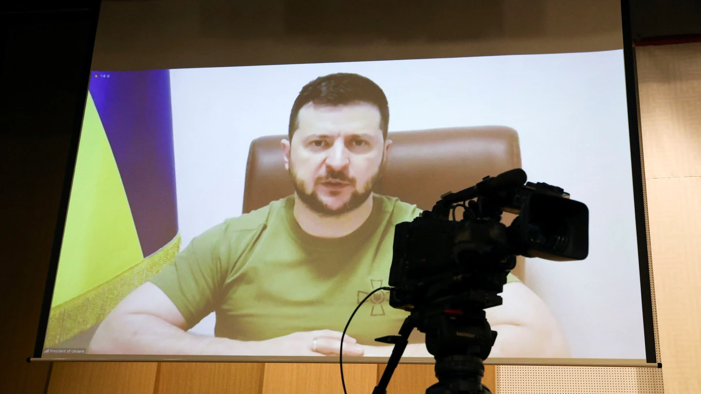 El presidente de Ucrania, Volodimir Zelenski, ante las cámaras El presidente de Ucrania, Volodimir Zelenski, ante las cámaras