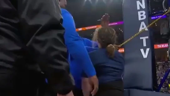 Una mujer, esposada a la canasta Una mujer, esposada a la canasta