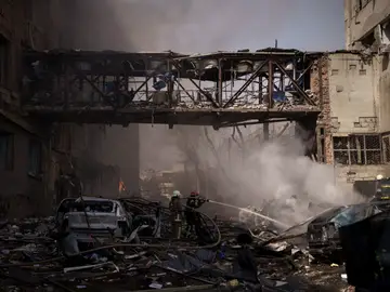 Destrozos en Járkov tras el impacto de un misil ruso