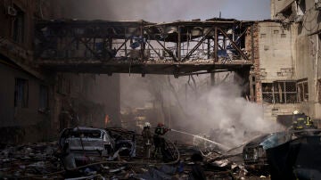 Destrozos en Járkov tras el impacto de un misil ruso