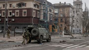 Tropas militares rusas en Mariúpol
