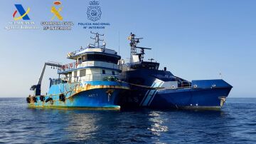Interceptan un pesquero con casi tres toneladas de cocaína en aguas al sur de Canarias