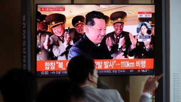 Ciudadanos de Corea del Norte observan el lanzamiento de una nueva arma, con Kim Jong-Un en el centro de la imagen