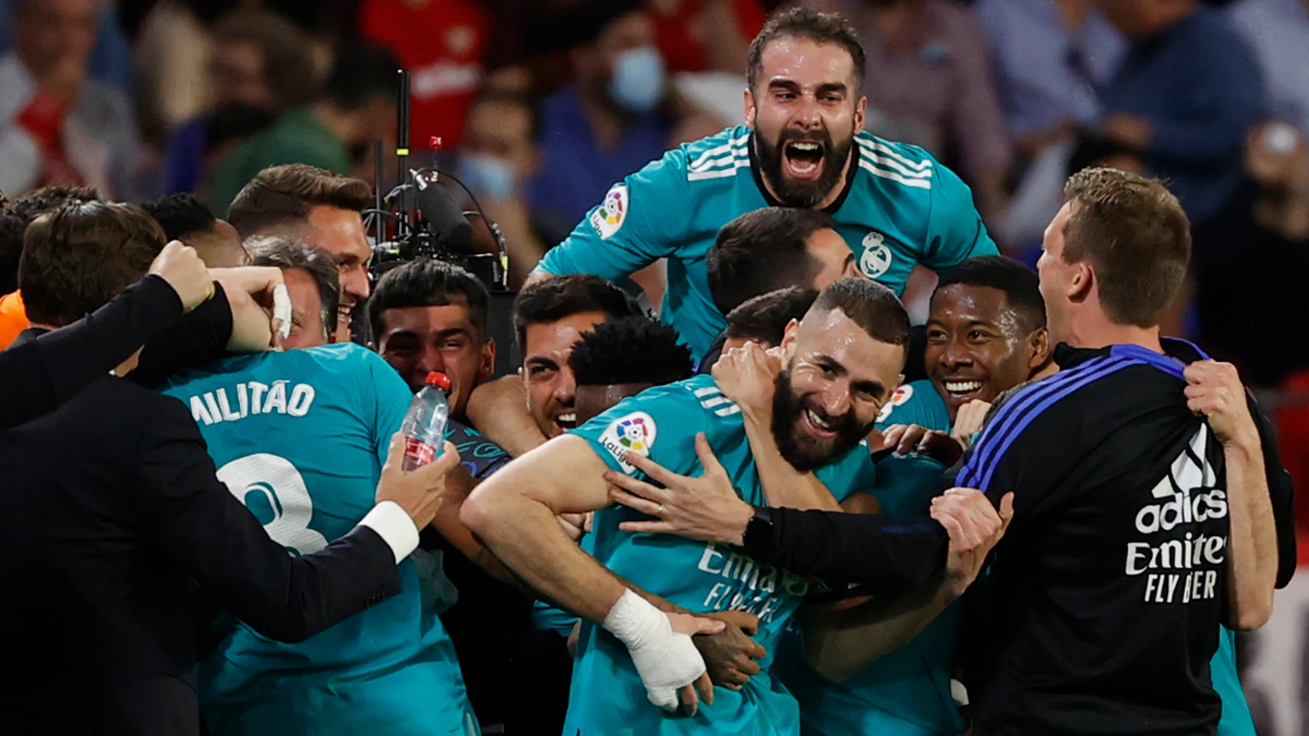 Karim Benzema celebra un gol con el Real Madrid