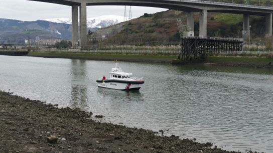 Imagen de archivo de un barco de la Ertzaintza en la r&iacute;a de Bilbao