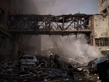 Bomberos trabajando para extinguir múltiples incendios tras un ataque ruso en Járkov, Ucrania