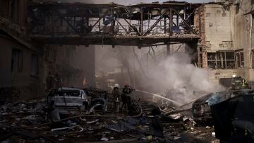 Bomberos trabajando para extinguir múltiples incendios tras un ataque ruso en Járkov, Ucrania