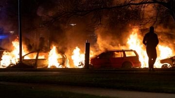 Varios automóviles ardiendo durante las concentraciones islamófobas en Malmo, Suecia.