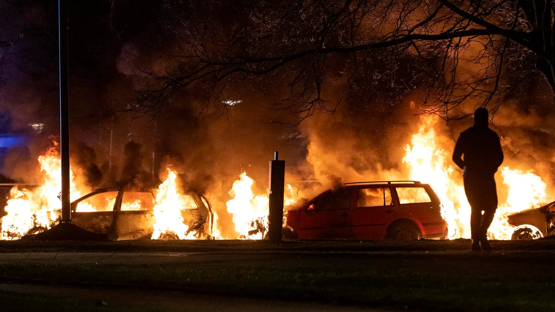 Varios automóviles ardiendo durante las concentraciones islamófobas en Malmo, Suecia.