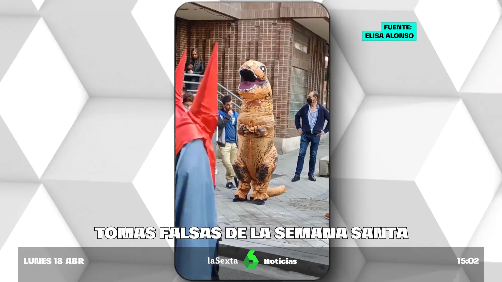 Una persona disfrazada de dinosaurio causa revuelo entre los asistentes a  la Semana Santa de Valladolid