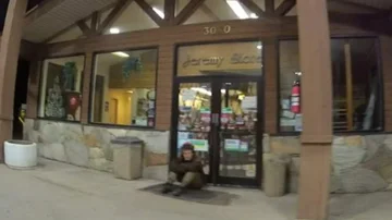 Connerjack Oswalt sentado fuera de la tienda de Park City cuando lo encontraron el 9 de abril de 2022