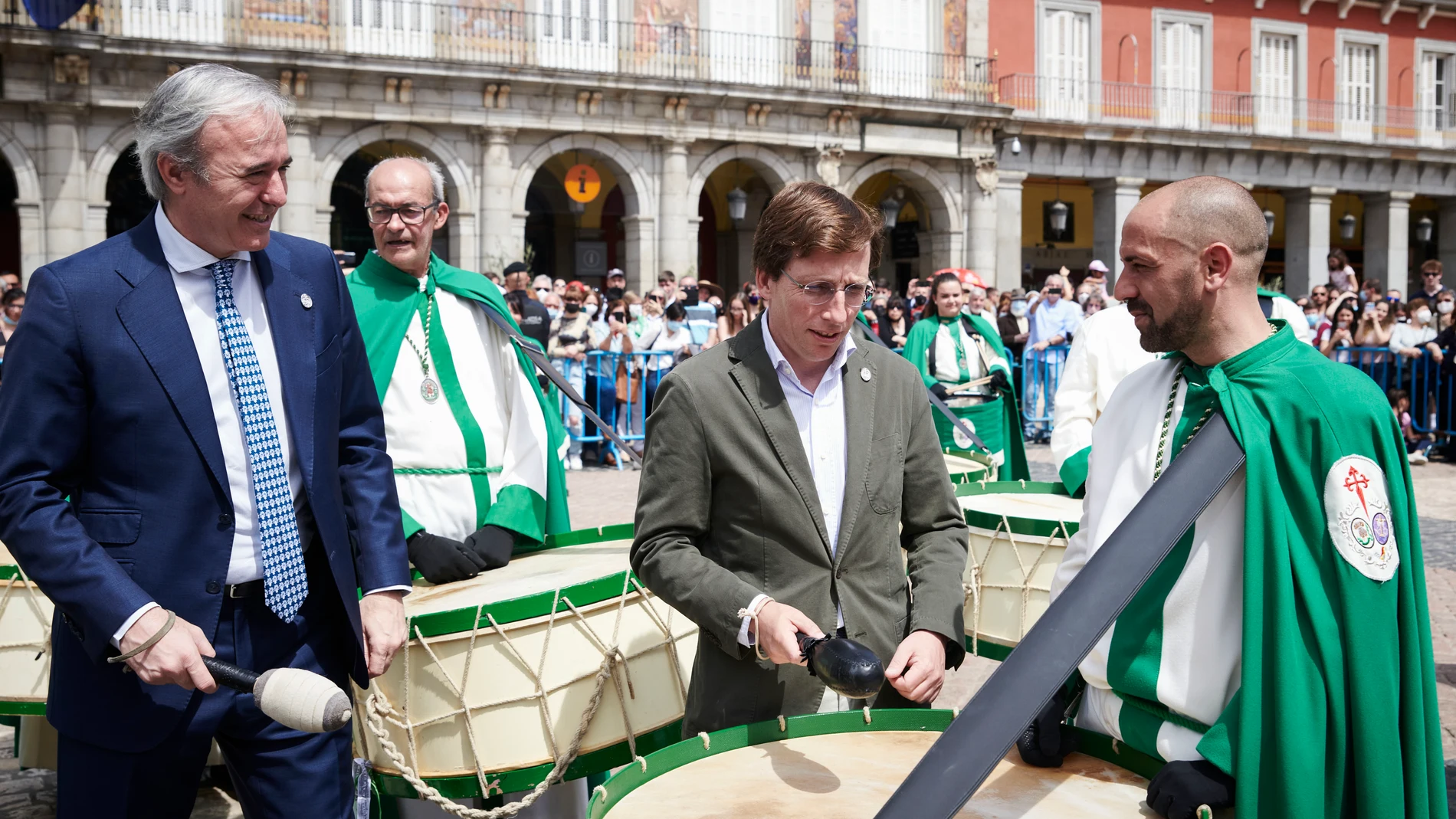El alcalde de Madrid, José Luis Martínez-Almeida (c), y el alcalde de Zaragoza, Jorge Azcón (i), asisten a la Tamborrada del Domingo de Resurrección en la Plaza Mayor de Madrid.
