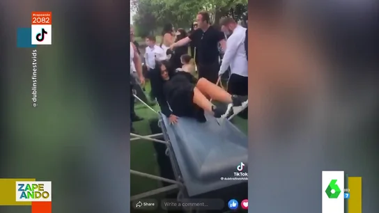 El viral de una mujer rodando sobre un ataúd durante un entierro: estas es la reacción de los asistentes El viral de una mujer rodando sobre un ataúd durante un entierro: estas es la reacción de los asistentes