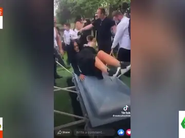 El viral de una mujer rodando sobre un ataúd durante un entierro: estas es la reacción de los asistentes