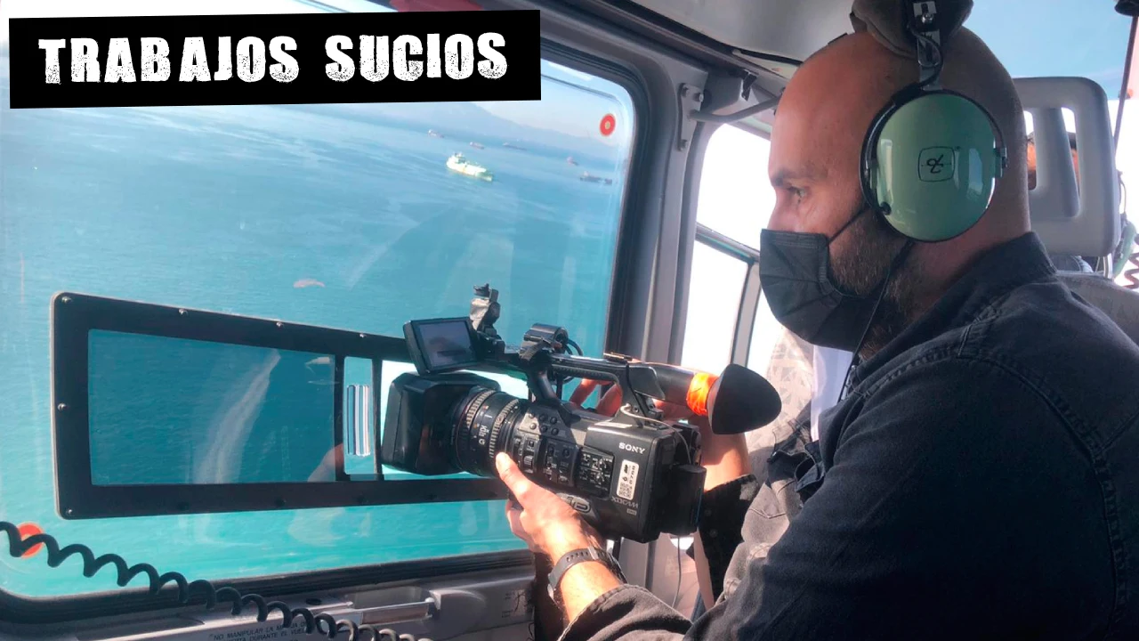 El cámara Juan Santander a bordo del helicóptero de la Policía