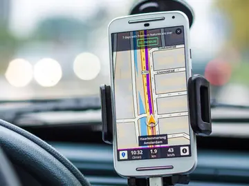 Sólo hay tres formas legales de llevar tu móvil en el coche y son estas Sólo hay tres formas legales de llevar tu móvil en el coche y son estas