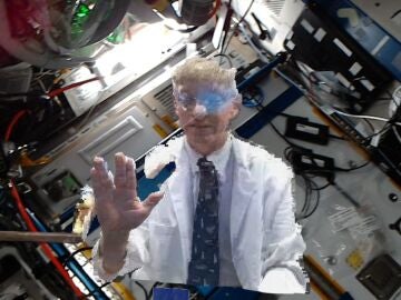 El cirujano de vuelo de la NASA, el Dr. Josef Schmid, da un saludo espacial el 8 de octubre de 2021, mientras es holotransportado a la Estación Espacial Internacional