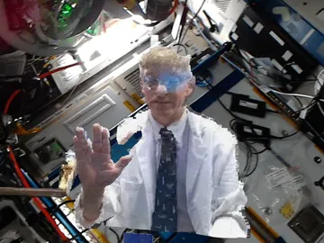 El cirujano de vuelo de la NASA, el Dr. Josef Schmid, da un saludo espacial el 8 de octubre de 2021, mientras es holotransportado a la Estación Espacial Internacional El cirujano de vuelo de la NASA, el Dr. Josef Schmid, da un saludo espacial el 8 de octubre de 2021, mientras es holotransportado a la Estación Espacial Internacional