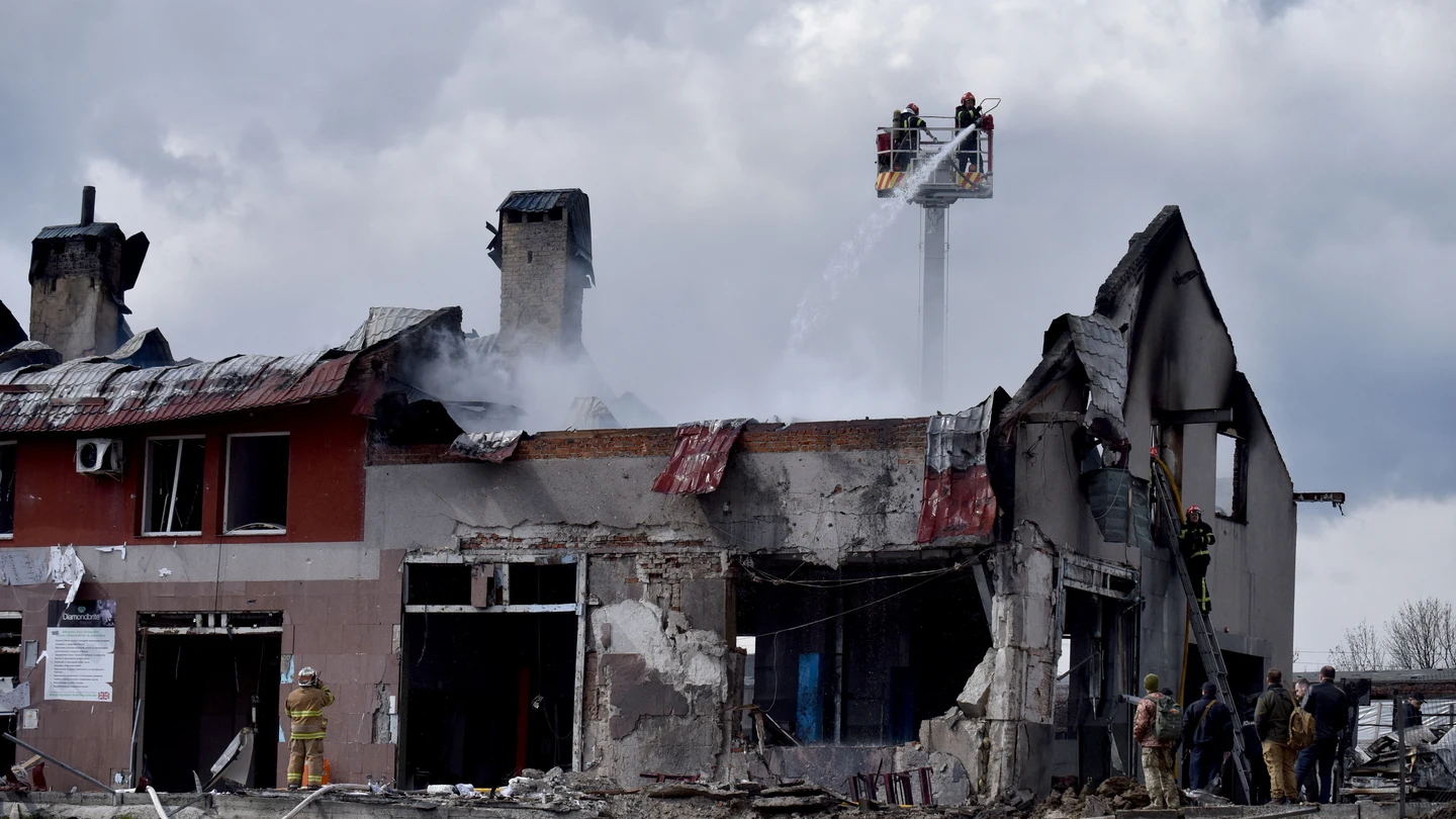 Los bomberos apagan el incendio en uno de los lugares de Leópolis donde ha caído un misil. Los bomberos apagan el incendio en uno de los lugares de Leópolis donde ha caído un misil.