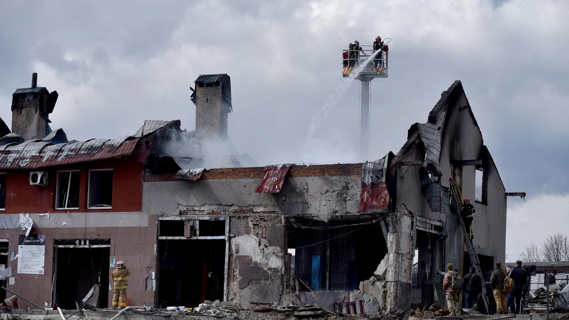 Los bomberos apagan el incendio en uno de los lugares de Leópolis donde ha caído un misil.