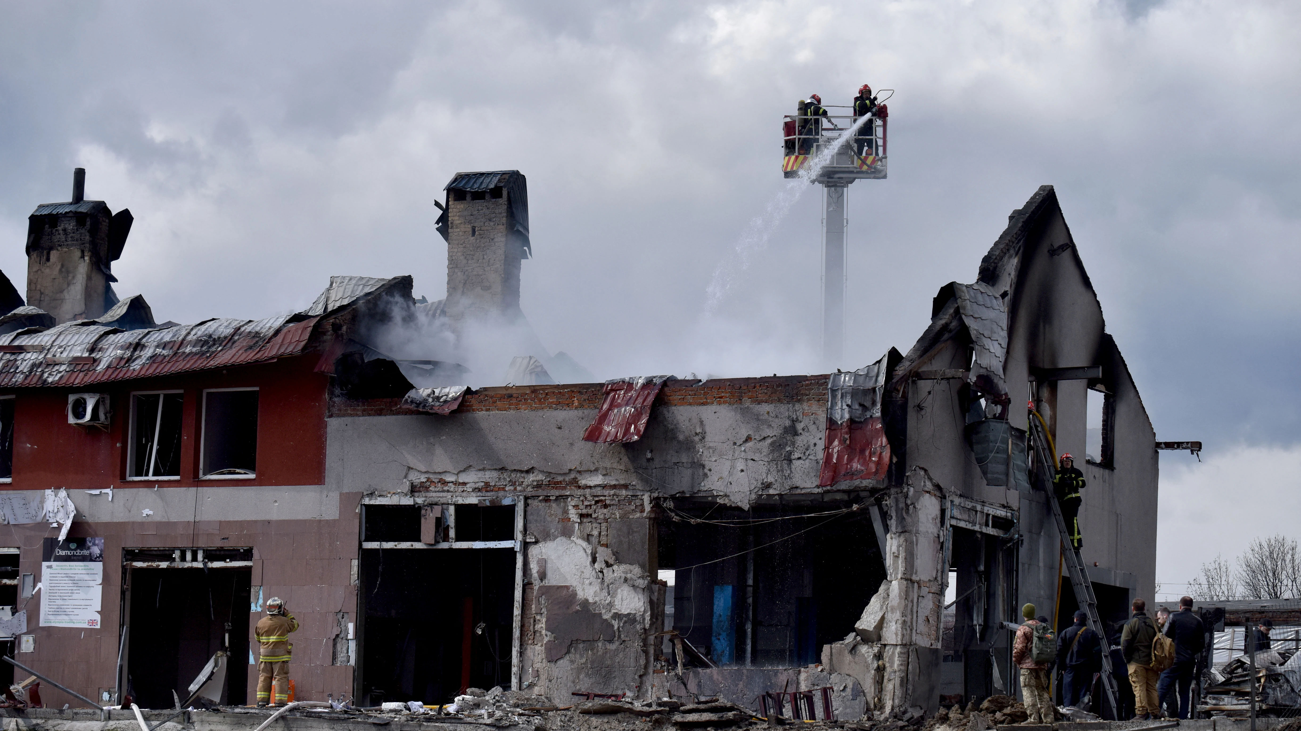 Los bomberos apagan el incendio en uno de los lugares de Leópolis donde ha caído un misil.