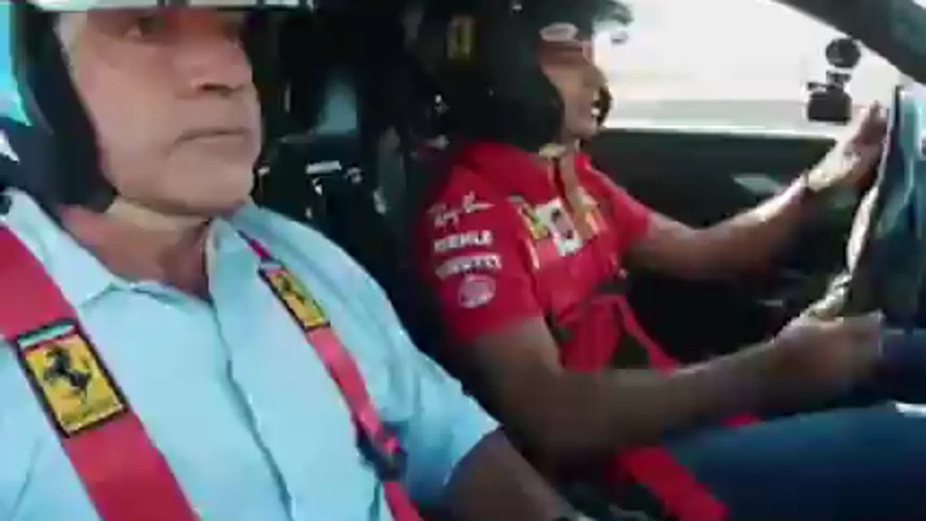 Las divertidas reacciones de los Sainz a las vueltras rápidas en Fiorano